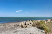Pet-Friendly Oak Harbor Condo Walk to Lake! - Pet friendly