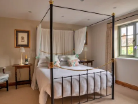 Cottage in Cotswolds With Private Pool Access Hotels in 