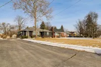 Spacious & Peaceful Suburban Home in Lansing! - 2-Star