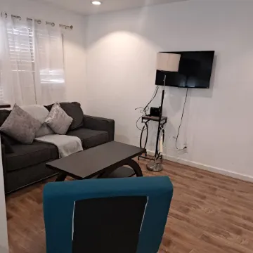 Charming 1 bedroom apt in Beverly Hills Отели рядом с достопримечательностью «Golden Triangle»