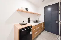Modern and Bright Studio Apartment Collins Boulevard By Travelio