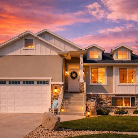 Entire Home, Sleeps 18, Private Outdoor Hot Tub, Pool Table, Near Ski Resorts