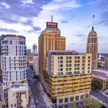 Drury Plaza Hotel San Antonio Riverwalk Отели рядом с достопримечательностью «Хемисфейр Парк»