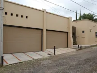 Modern Lux Ajijic 2 Bed Home -Fantastic Location -Bikes -Gym -Pickleball Court Ξενοδοχεία στην πόλη Chapala