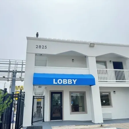 Motel 6 Galveston, TX - Beach/Seawall Отели рядом с достопримечательностью «Ocean Star Offshore Drilling Rig & Museum»