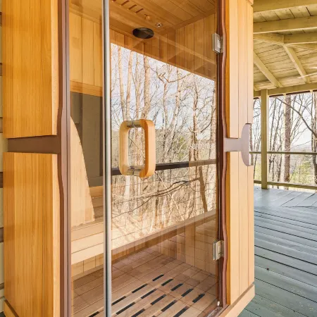 Deck, Sauna & Mtn View! Fort Payne Cabin