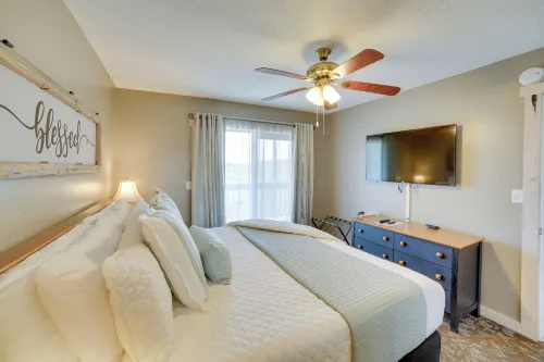 Unwind Fireside: Ozark Mtn Condo w/ Resort Perks! - Parkplatz