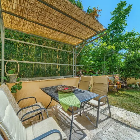 Comfortable apartments Obad, 4 min walk to Znjan beach