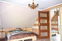 Large House With Private Garden, Right on the Lake -  Privatzimmer