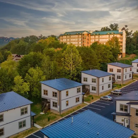 Stylish New 5BR/4BA Cabin Steps from Dollywood
