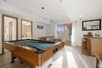 Golf & Surf 7BR: Private Pool, 5 Min to Beach