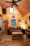 The Windstorm Cabin - Pet-Friendly & a 2-Person Jacuzzi Hot Tub!