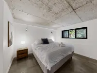 Sunlit 3-bed Coastal Stay With Private Deck Hotels in Cronulla