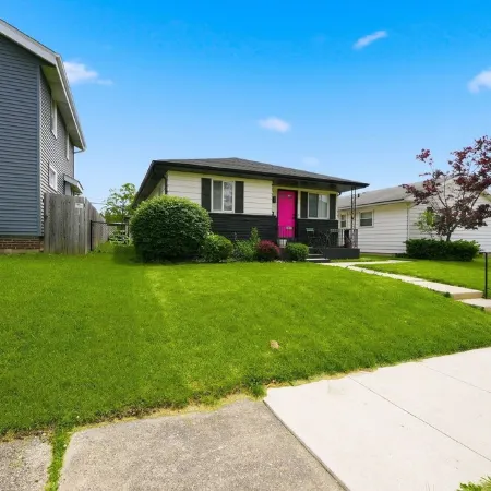 King Bed, Fenced Yard, Parking, TV’s in All Rooms! Near Parks