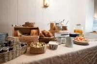 CBH Beach House Hotel - breakfast