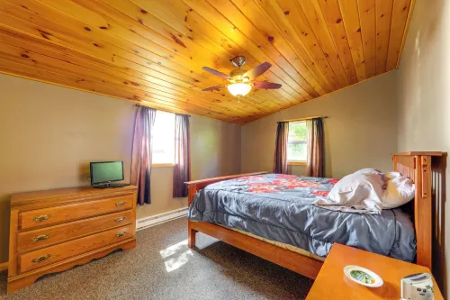 12 Mi to Old Forge Pond! Group Basecamp w/ Grill - Homestays
