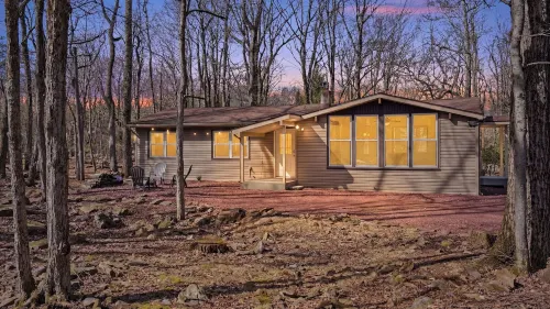 Estates Drive by Avantstay Pocono Cabin + Deck + Firepit Near Big Boulder & Jack Frost - Country Houses