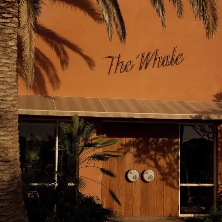 The Whale Отели в г. Нарума