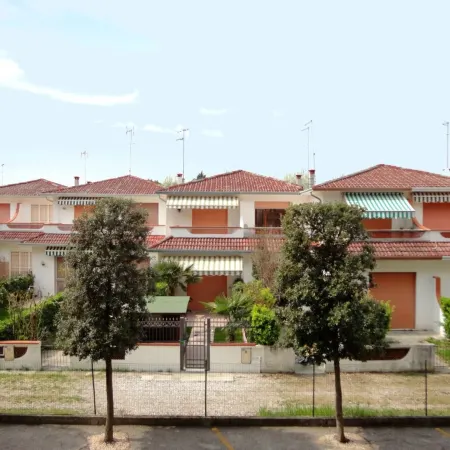 Cozy Villa with Private Garden - Beahost