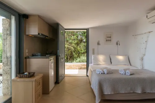 Porto Cheli Studio - Poolside Lux Getaway - 3-Star