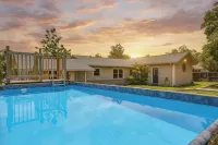 8b 4b Nearby Pool Blanco Wine Trail Town sq - Pools