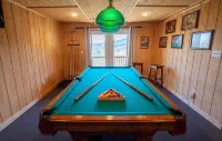 5Br w/Epic Views, 2 Decks, Game Rooms, EV, One-Step Entry, Family-Friendly! - Swimmingpools