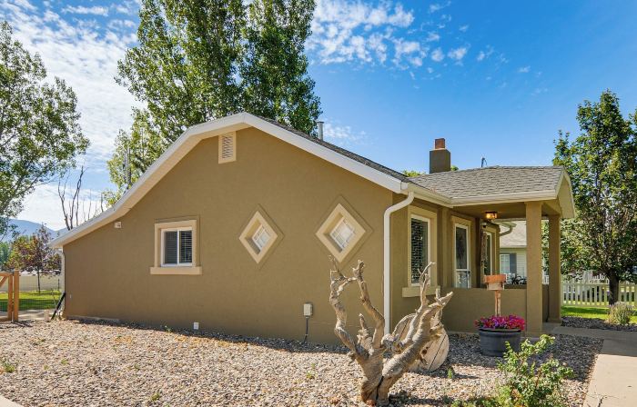 Cozy Farmhouse-Style Cottage by Mighty 5 Ntl Parks