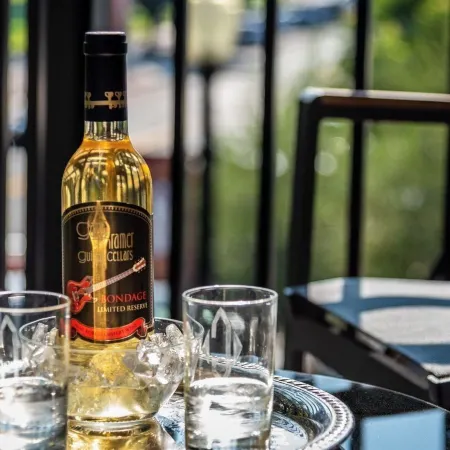 Paso Park Suites by Avantstay Balcony Over the Square + Walkable Paso Robles
