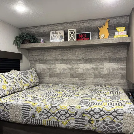 Cozy 2-bedroom RV in amazing Pipestem with AC, WiFi and Heat Smart TV