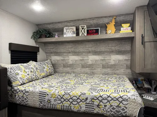 Cozy 2-bedroom RV in amazing Pipestem with AC, WiFi and Heat Smart TV - Homestays