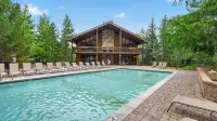 Cabriolet Chalet by Avantstay King Suite + Bunk Loft + BBQ Deck Walk to Lift + Pool Access - Apartments