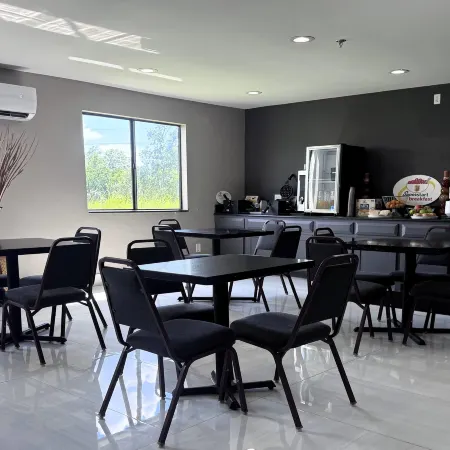 Super 8 by Wyndham Clinton