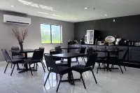 Super 8 by Wyndham Clinton - Parkplatz