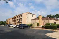 Baymont by Wyndham Columbia Northwest - parking