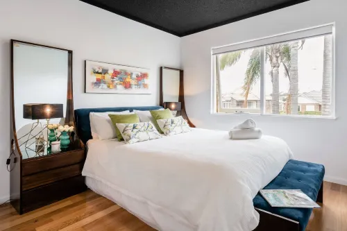 Renovated Retro Apartment Near Harbour Front Walks - Condos
