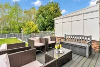 Modern 3 Bed Home | Driveway | Spacious Garden - 2-Star