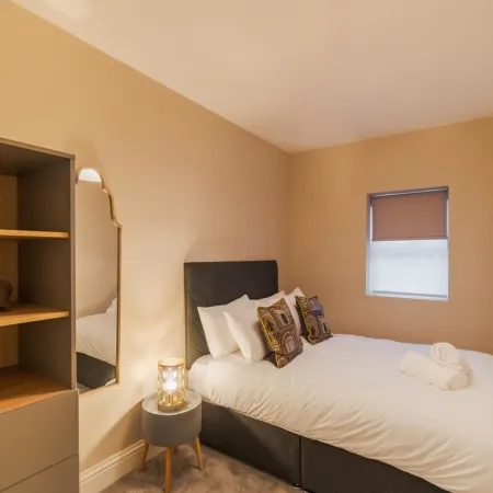 Modern 2 Bed Ground Floor - Parking - By Tempstay