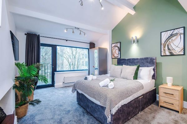 Stylish Home in Bolton Vibrant Central Location Sleeps 6