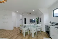Bright & Modern Studio, 15 Mi to Des Moines! - Wifi