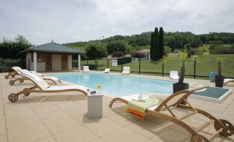 Hôtel Grand Confort Le Moulin Rouge - Housity