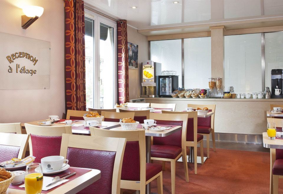 [파리의 활기찬 거리 풍경]