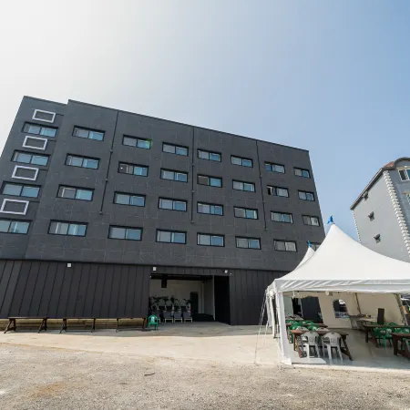 A.J HOTEL&PENSION Отели рядом с достопримечательностью «Павильон Кёнподэ»