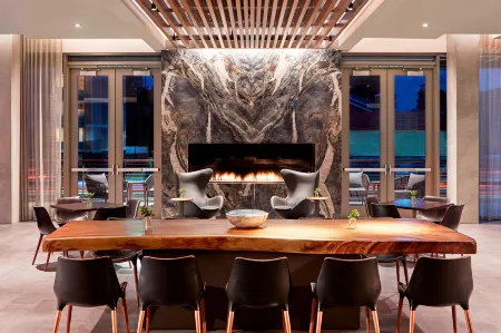 AC Hotel Sunnyvale Cupertino Отели рядом с достопримечательностью «Amazon Lab126»