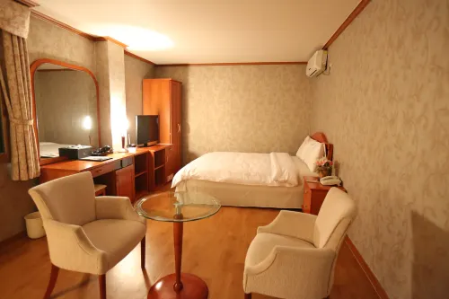 Munkyung Tourist Hotel - غرفة مطلة على الجبل