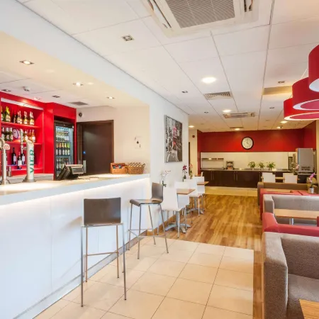 Travelodge London Twickenham Отели рядом с достопримечательностью «Хемптон-Уик»