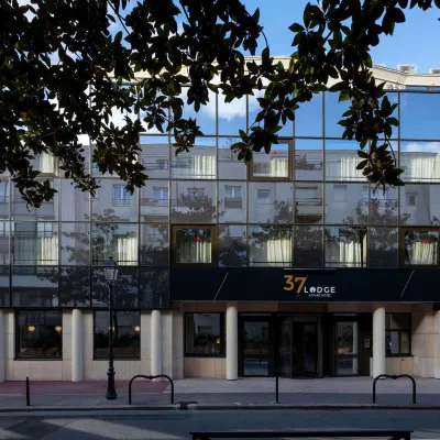 Appart hôtel 37 Lodge la Défense Courbevoie Hotels near Jardin du square des Corolles
