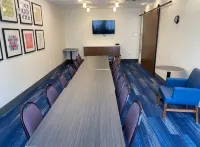 Holiday Inn Express & Suites Warrensburg North
