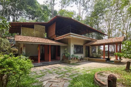 Edakkal Hermitage Отели рядом с достопримечательностью «Little petals»