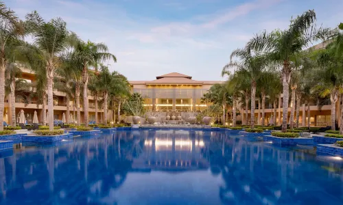 Dusit Thani LakeView Cairo
