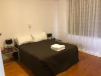 Glenelg Holiday Apartments-Ellis - parking